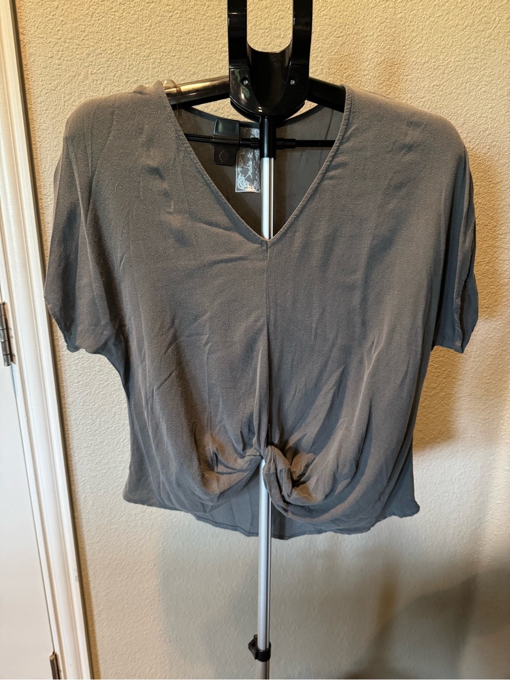 Sadie & Sage Gray V-Neck Knot Crop Top Sz S